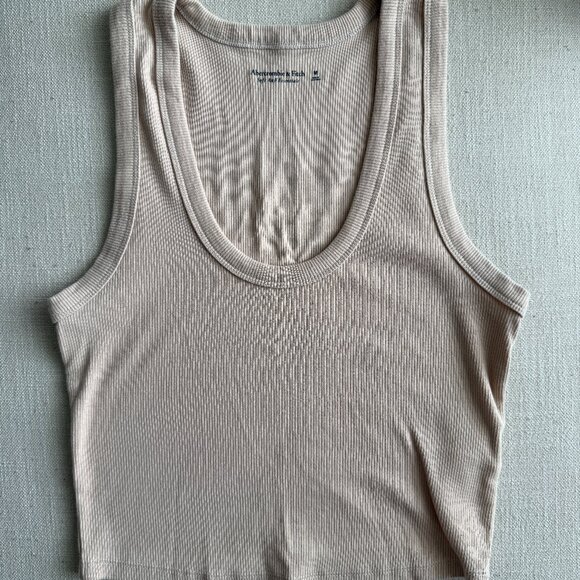 Abercrombie & Fitch Soft Essentials Tank Top - Scoop Neck, Crop length - Picture 2 of 4